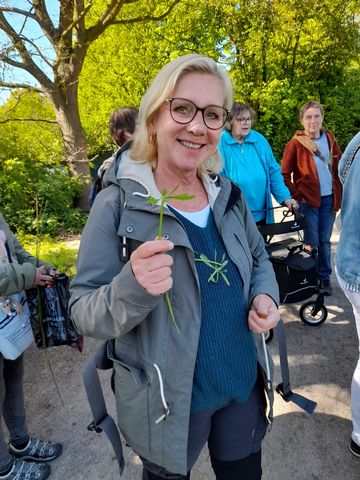 Anja Hestermann zeigt Wildkräuter