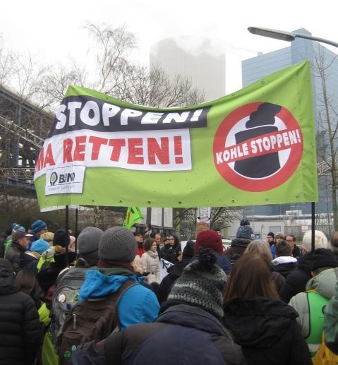 Großes BUND-Banner und Demonstrant*innen am Werkstor von Datteln IV