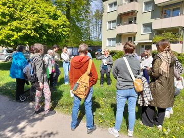 Wandergruppe im Kreis auf einem Rasen