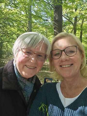 2 Frauen: Inge und Anja, die die Wildkräuterwanderungen durchführen