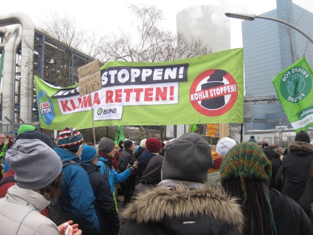 Großes BUND-Banner und Demonstrant*innen vor dem Werkstor von Datteln IV