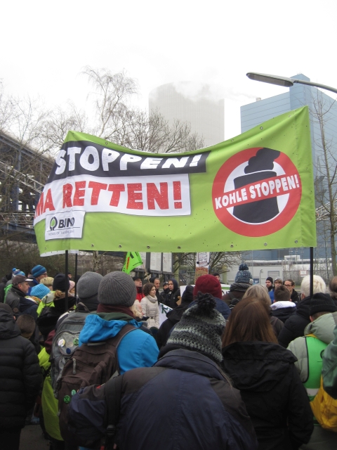 Großes BUND-Banner und Demonstrant*innen am Werkstor von Datteln IV