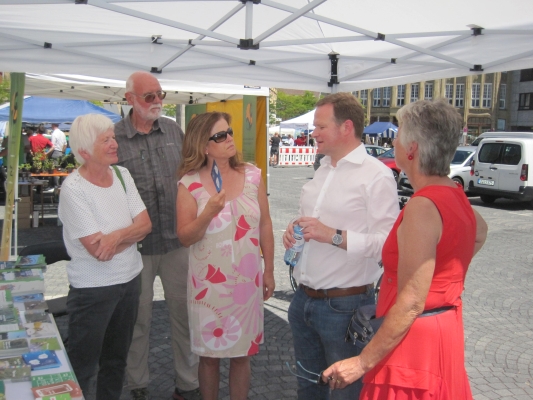 Am BUND-Infostand auf dem Marktplatz Castrop unterhalten sich Frank Schwabe (MdB), die Ratsmitglieder Notburga Henke und Ulrich Werkle mit zwei Mitbürgerinnen