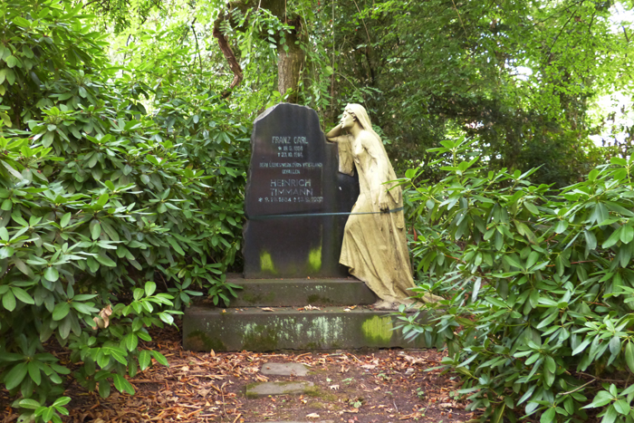 Grabmal der "Trauernden Witwe" auf dem evangelischen Friedhof in Recklinghausen.